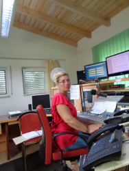 Radio ISW Moderatorin Astrid Gerda Schmid Radio ISW Moderatorin Astrid Gerda Schmid